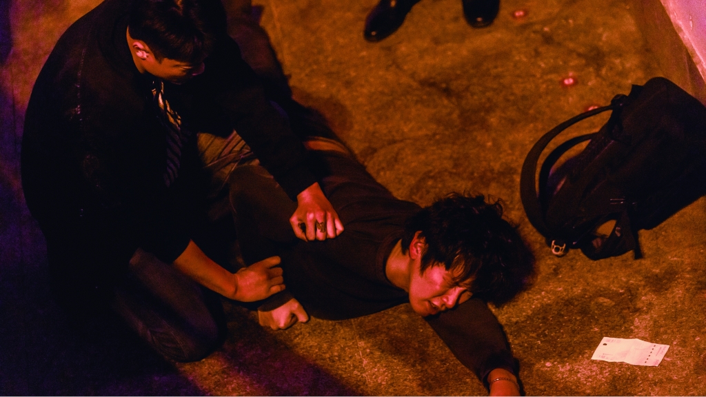 慘不忍睹！柯震東被黑道砸頭 演戲「摔下高台」繼續被踩踢畫面曝