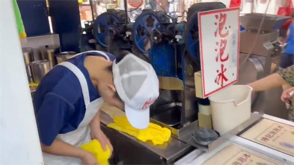 嘔!基隆知名泡泡冰挖到「超粗小強腿」 業者道歉停業清消2天
