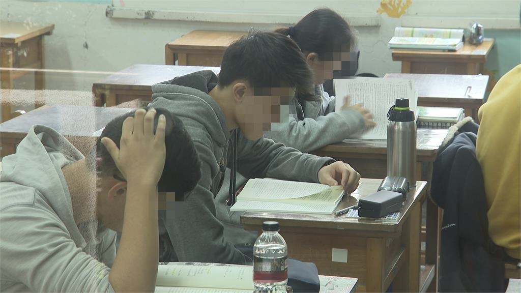 115分科測驗「首啟用金屬探測器」秒立功!物理考科查獲學生「戴AI眼鏡」