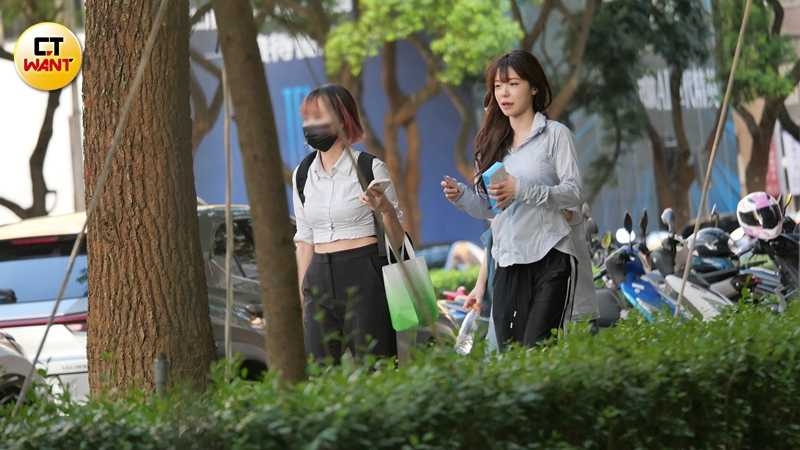 李多慧在兩名工作人員陪同下車。(圖/本刊攝影組)