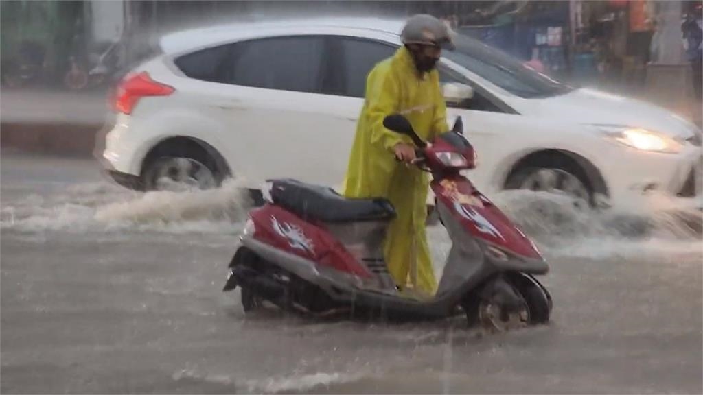 午後熱對流旺盛 雲林斗六雷雨狂炸水淹小腿肚