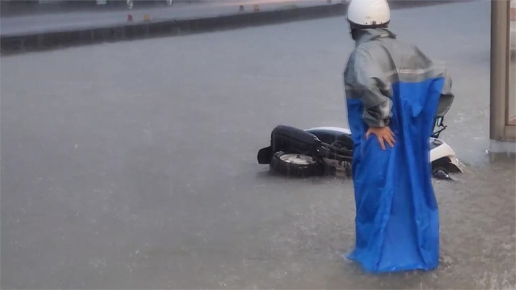 午後熱對流旺盛 雲林斗六雷雨狂炸水淹小腿肚