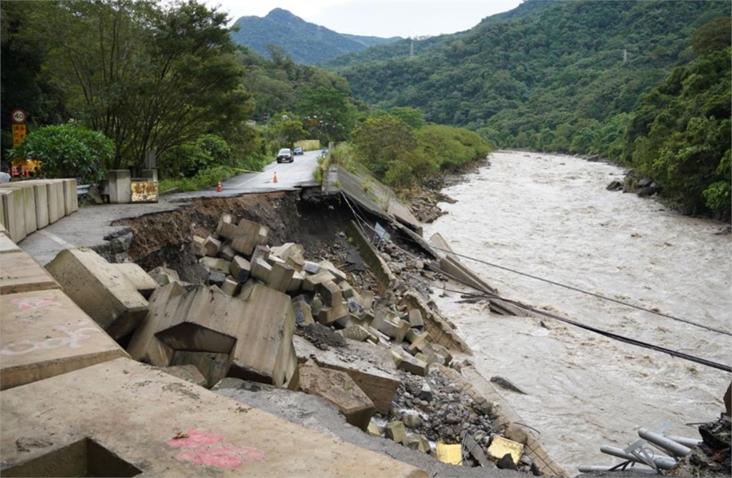 快新聞/巴威豪雨成災!路基慘遭淘空 「這2縣市」14日停班、停課
