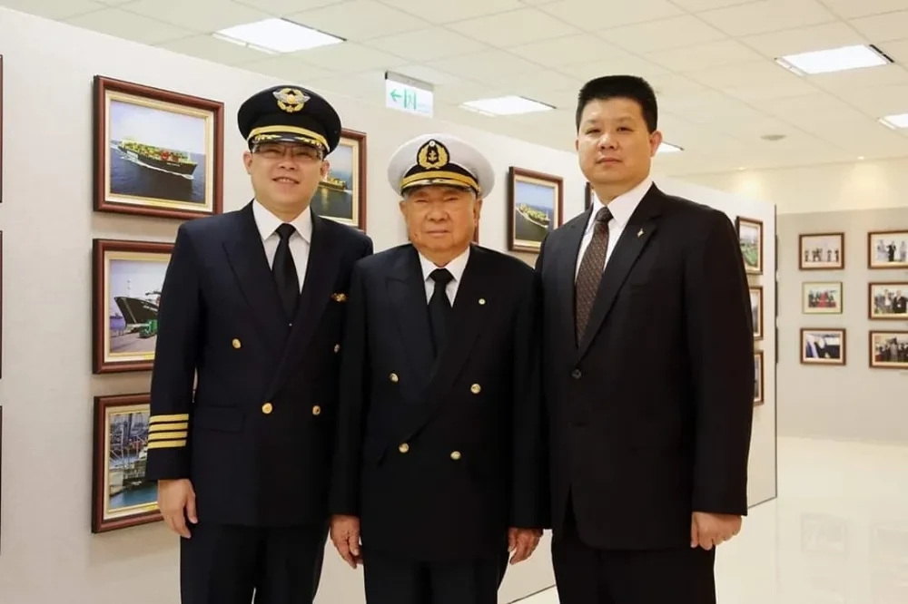張國煒發文貼出跟爸爸張榮發昔日的合照,並寫下「你放心,不會給你漏氣」。(取自張國煒臉書)