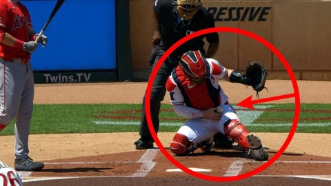 MLB(影)/超神三振!雙城捕手「用髖關節」接擦棒球「投打都傻眼」主審也停住