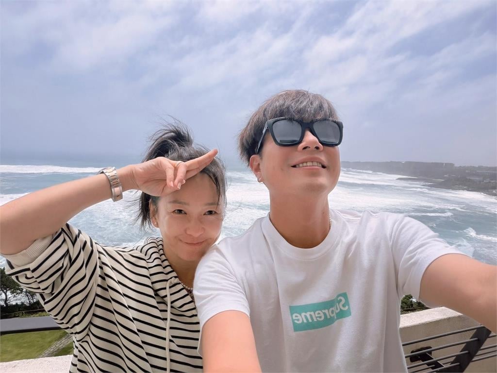 李易六月甜蜜同遊濟州島!「1畫面」曝光網直呼:真的太閃