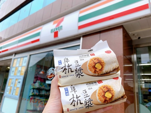 圖/7-ELEVEN販售飯糰、便當等鮮食受波及,目前已將疑慮批號下架,架上販售品項均合規。(業者提供)