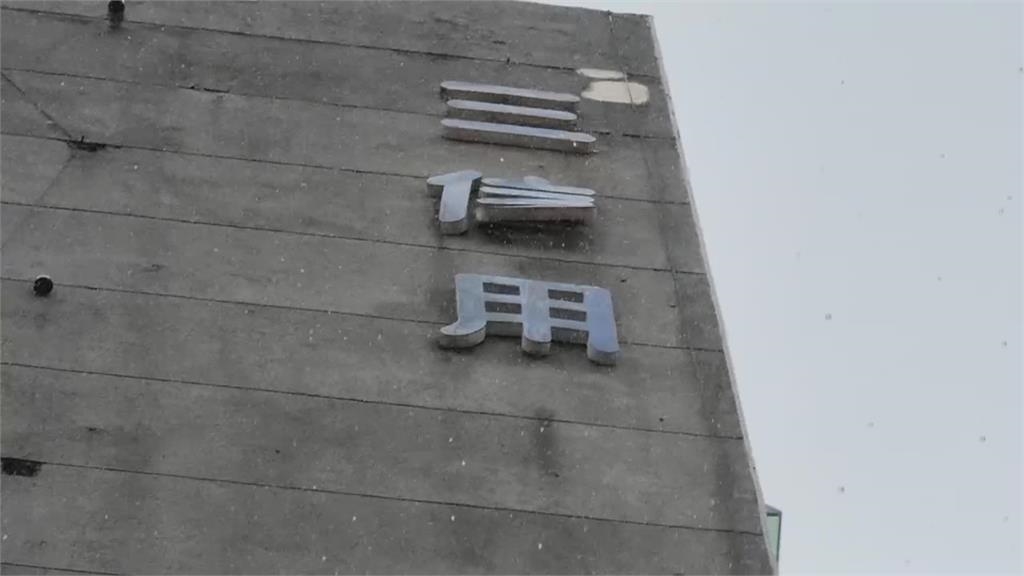 高雄風太強！小港機場飛機升空重飛　市區招牌搖搖欲墜