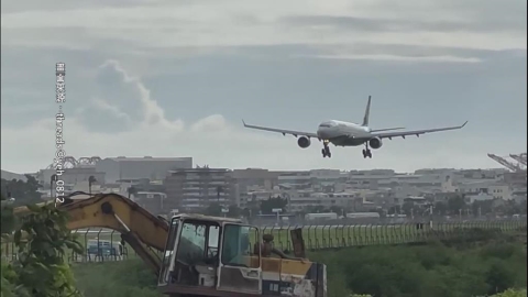 高雄風太強！小港機場飛機升空重飛　市區招牌搖搖欲墜