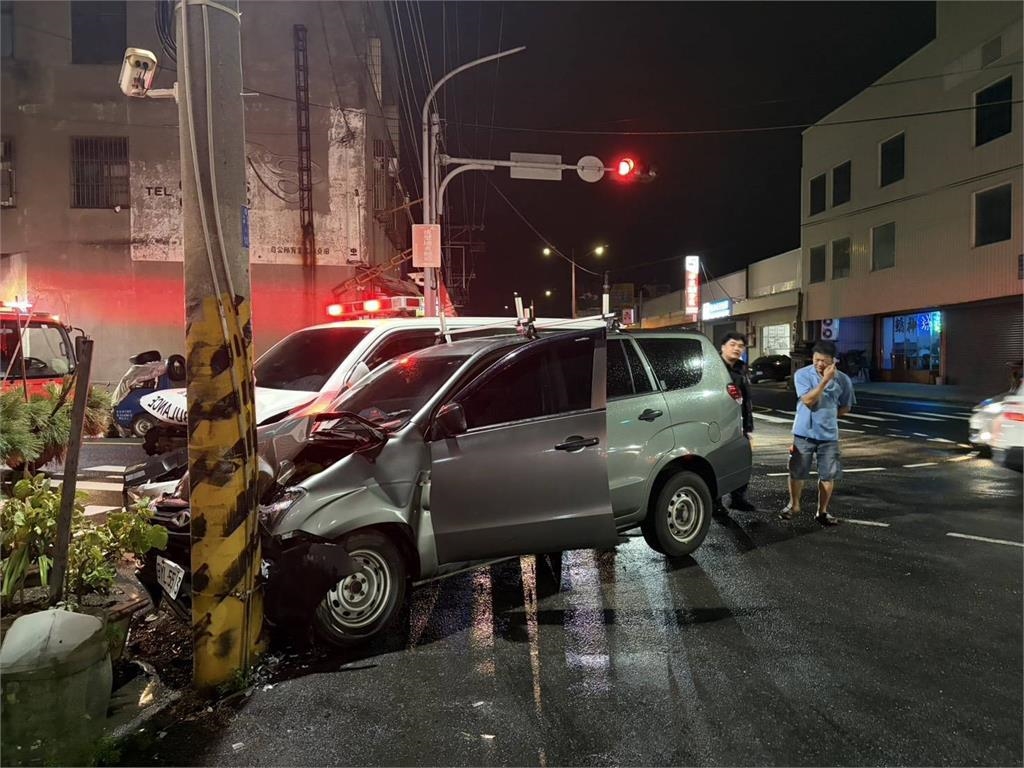 救護車轉院鳴笛闖燈撞上休旅車 2車頭全毀釀3傷