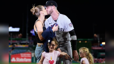 MLB(影)/爸爸拿MVP、女兒玩紅土!洋基貝林傑抱獎盃與家人的幸福時刻