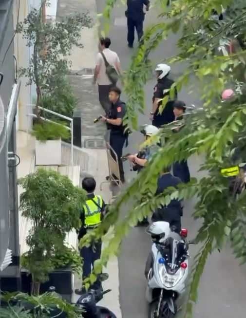 警方和凶嫌對峙。（圖／翻攝自Threads，asd1123098授權提供）