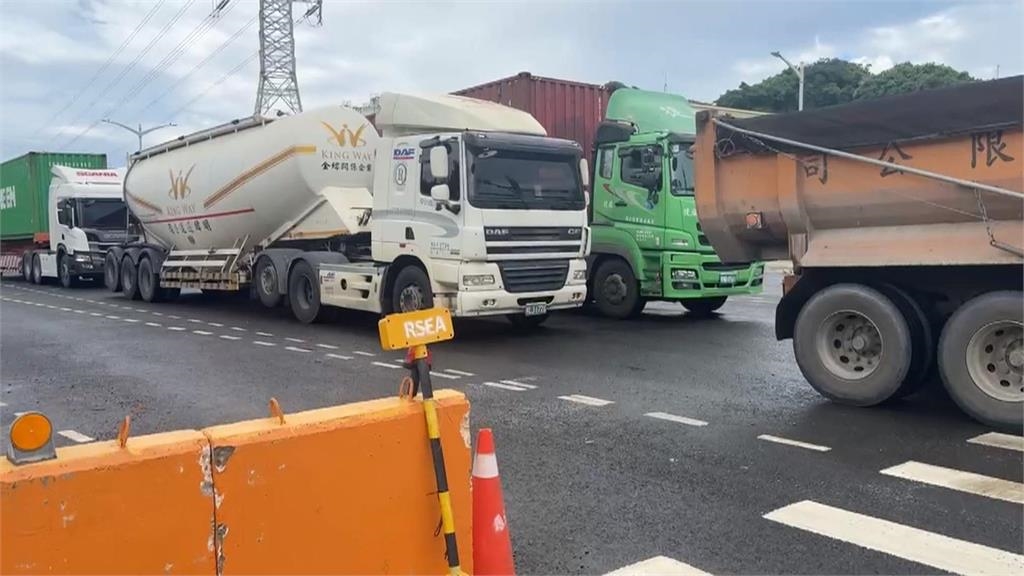 驚險! 拖板車"外輪皮肉分離"胎皮狂打車身 用路人傻眼