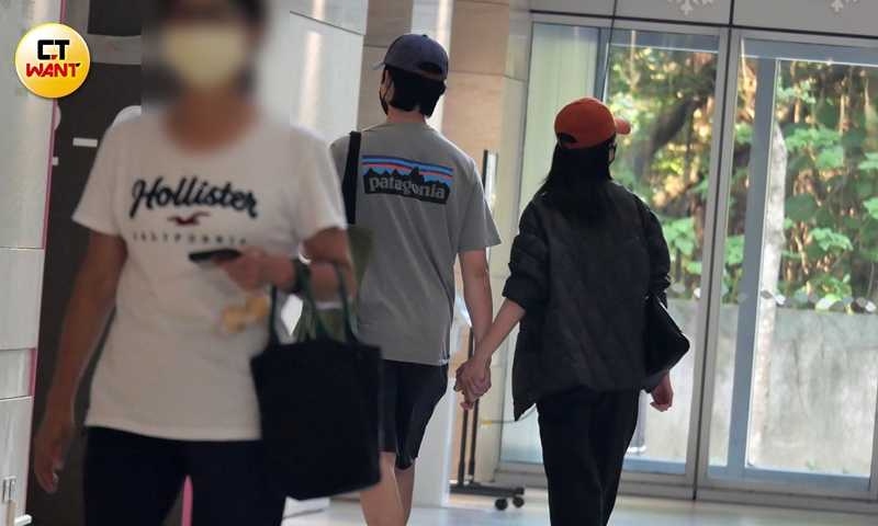 走到一樓大廳時，吳慷仁與邵雨薇緊緊牽著手。（圖／本刊攝影組）