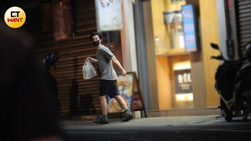吳慷仁去麵店買了兩人份的晚餐外帶。（圖／本刊攝影組）