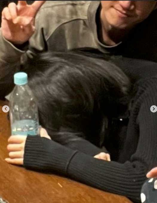 今年跨年時邵雨薇PO出靠在吳慷仁懷裡的照片放閃。（圖／翻攝自邵雨薇IG）