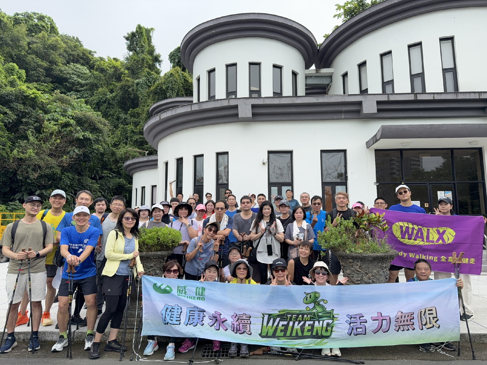 企業大型健康促進戶外活動,員工熱情參與互動,將健康落實於日常。