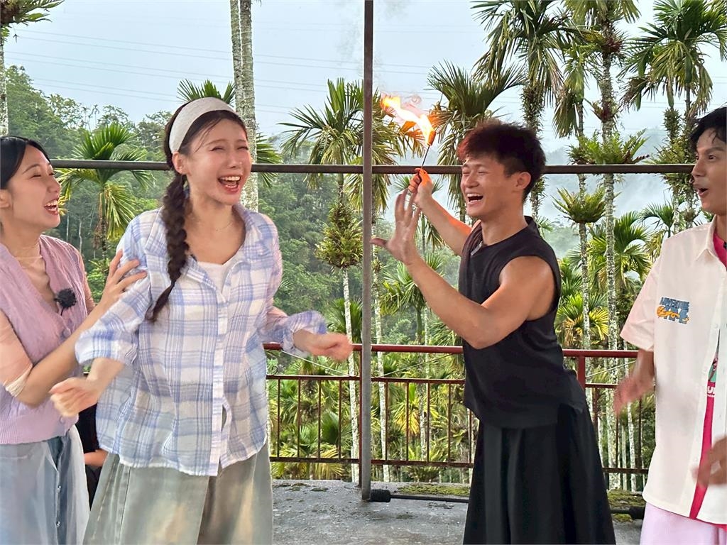 李雅英體驗火舞！看到火焰逼近失控喊「我是第一次」讓眾人笑翻