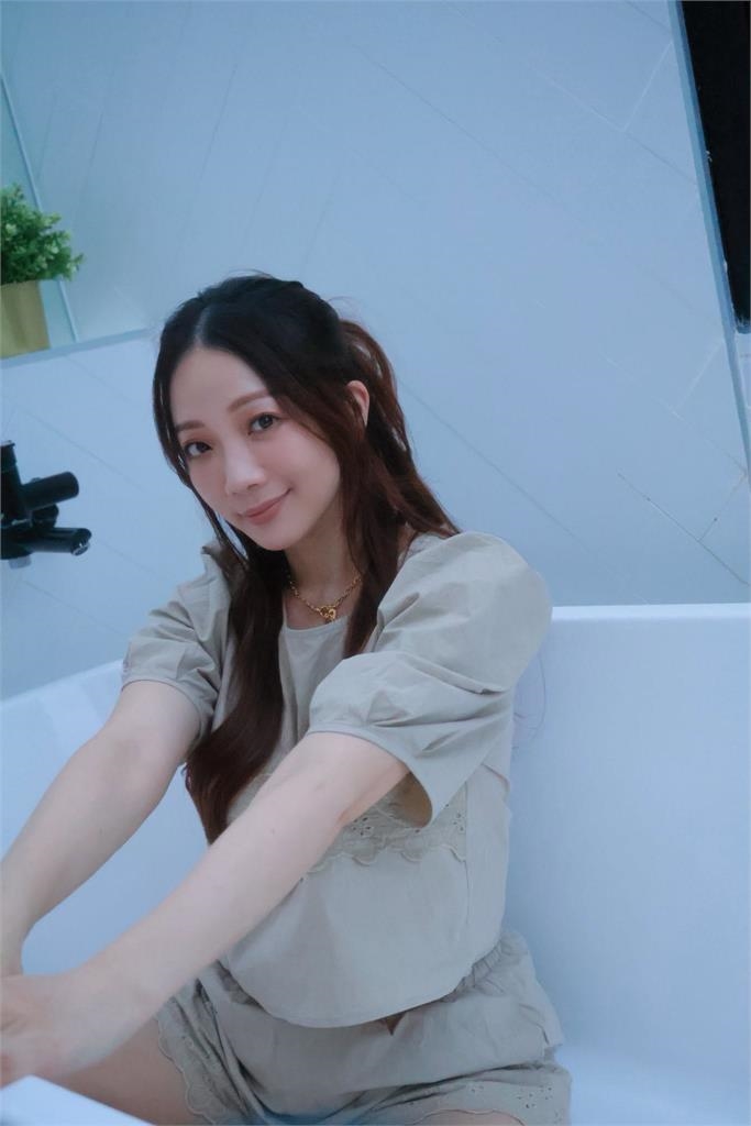 黑澀會美眉郵輪曬「邪惡視角」火辣照!深V細肩帶「解放雙峰」掀網暴動