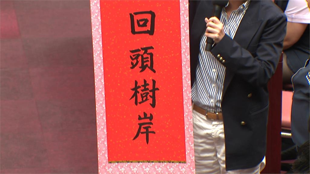 議員送山蘇盆栽諷水溝不清 蔣萬安未抬頭無視送禮