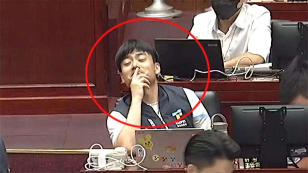 議員送山蘇盆栽諷水溝不清 蔣萬安未抬頭無視送禮