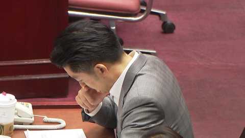 議員送山蘇盆栽諷水溝不清 蔣萬安未抬頭無視送禮