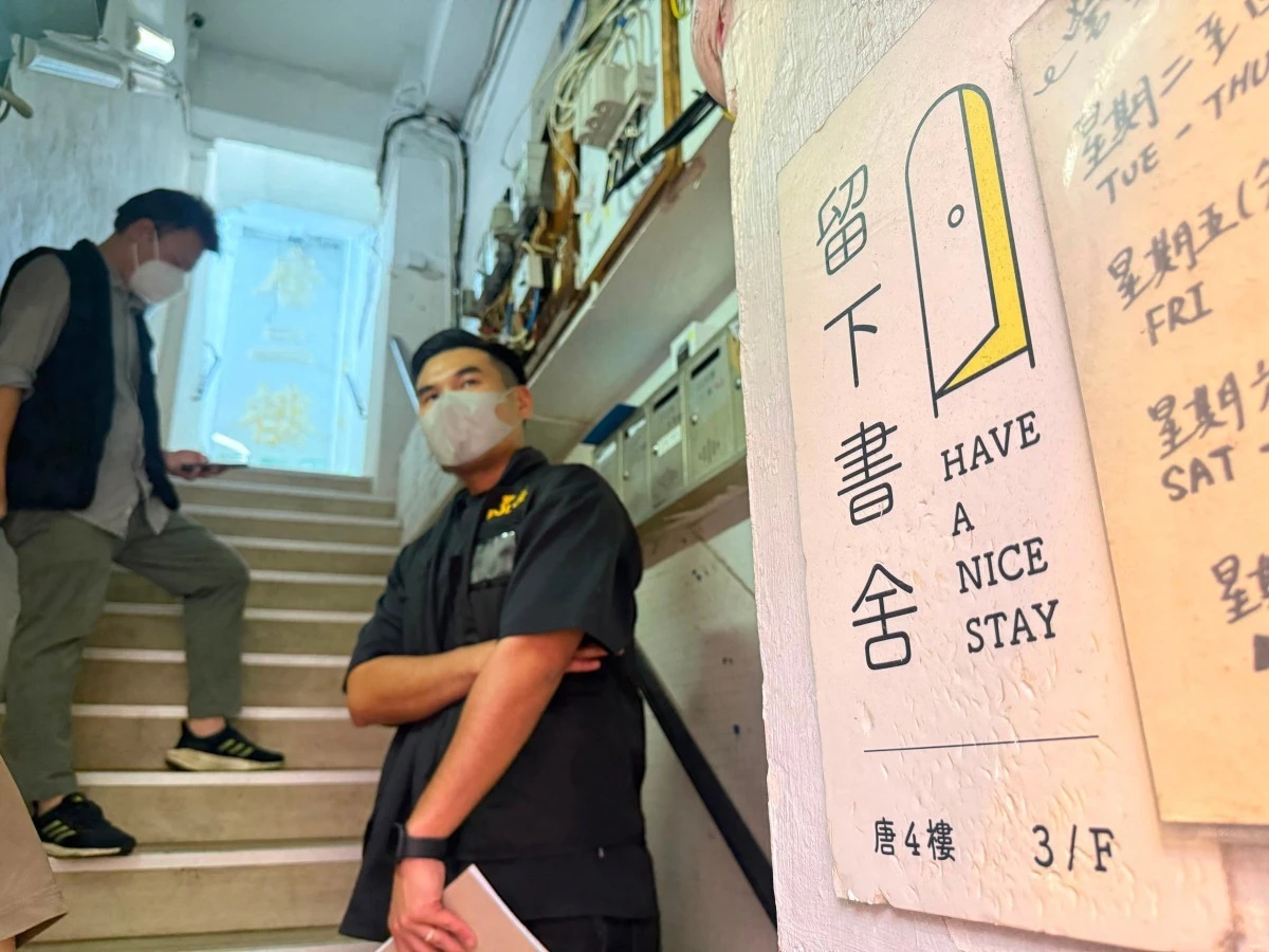 港警在「留下書舍」入口處值守。（法新社）
