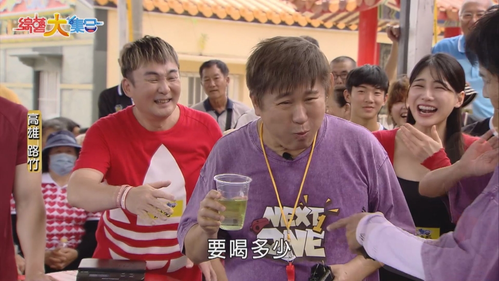 胡瓜主持口渴「竟喝泡腳水」！他狂灌半杯全場傻眼 衝擊畫面流出