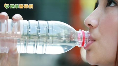 吹冷氣易陷慢性缺水危機？「補水三原則」教你聰明喝水