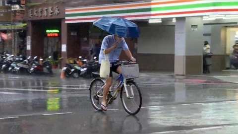 出門帶傘！12縣市大雨特報　這些地區慎防強風