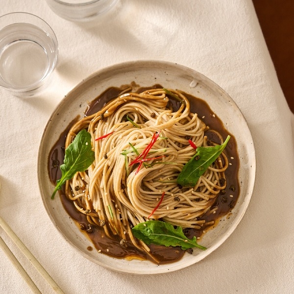 賈靜雯拌麵品牌也驗出毒油！官方急發聲明道歉：「1產品」已下架可退款