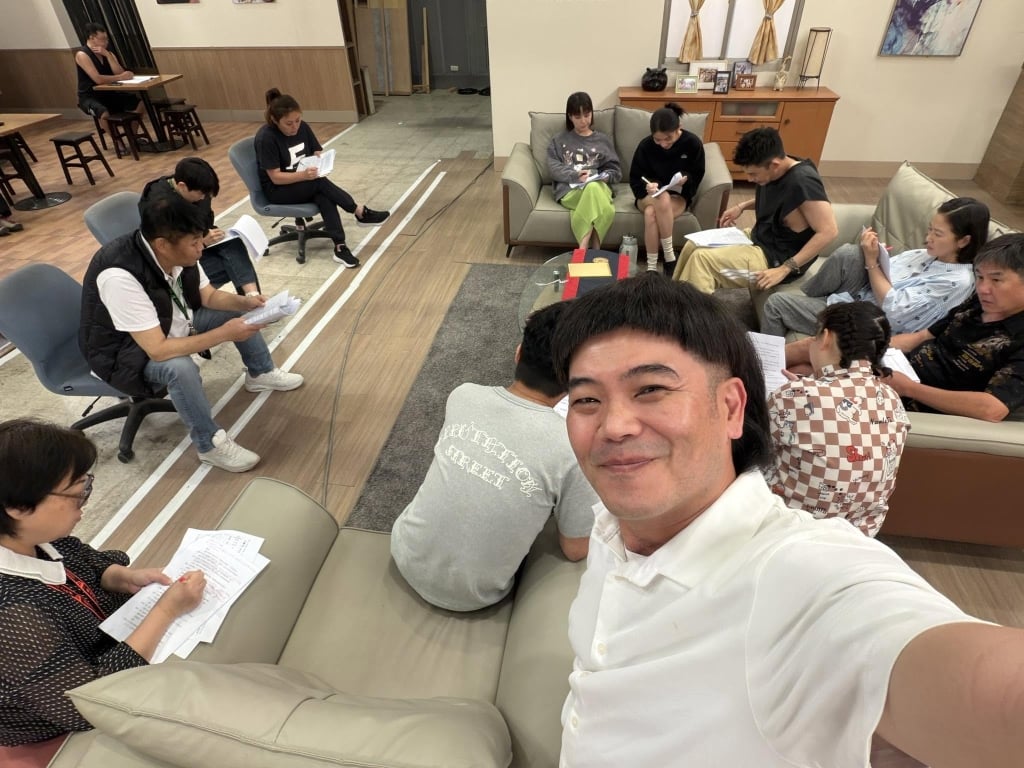 《豆腐媽媽》演員集體「變身角頭」!洪都拉斯、蘇晏霈「蹲地狠瞪」馬國弼一句話破功網笑瘋