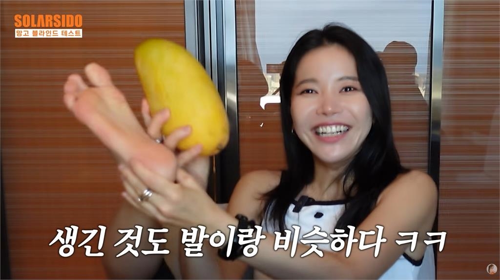 台灣芒果太美味!頌樂吃一半竟「舉腳掌比大小」狂讚:好吃到誇張