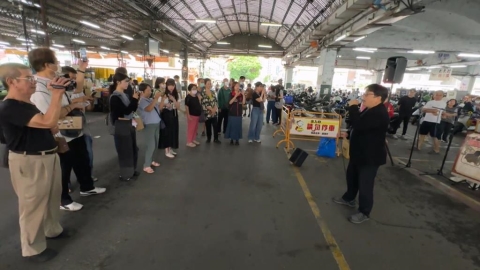 藝文團隊「快閃」高雄果菜市場 現場演出經典歌連發 民眾驚豔