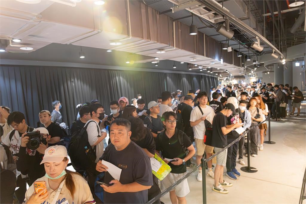 啦啦隊/韓籍女神化身冰店老闆娘!開幕1分鐘塞爆300人驚見粉絲衝太快跌倒
