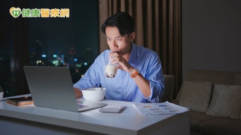 健檢才驚覺內臟脂肪超標?營養師:久坐、手搖飲恐釀代謝症候群