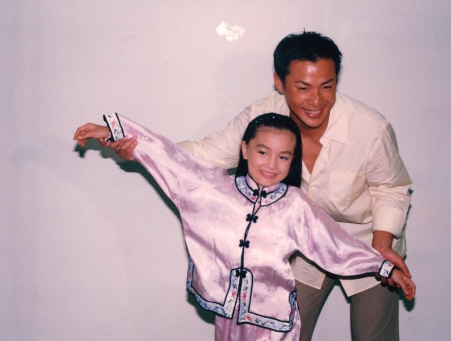 「美女棋士」黑嘉嘉8歲登《民視》萌樣曝!同框江宏恩「驚人關係」公開了
