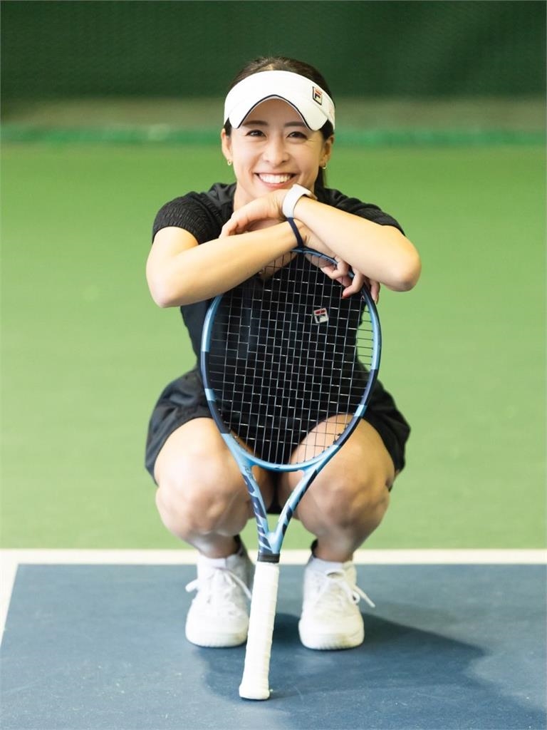 女選手打球「雙腿開大V」慘變動作片封面!她發現「1超扯巧合」準備開告