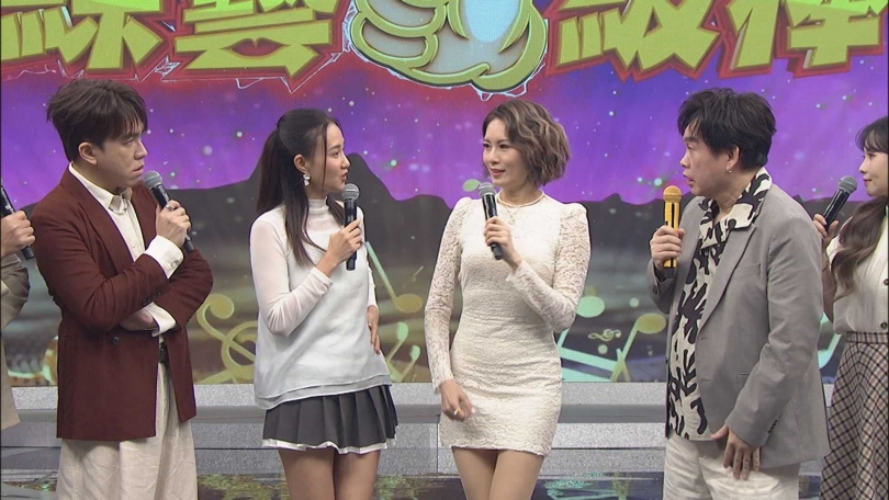 何妤玟(左2)、林佳儀(右2)辣媽秀好身材。(圖/中視)