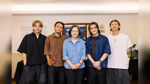 蔡英文驚喜現身演唱會!滅火器首度攻蛋 賴清德、陳其邁送花力挺