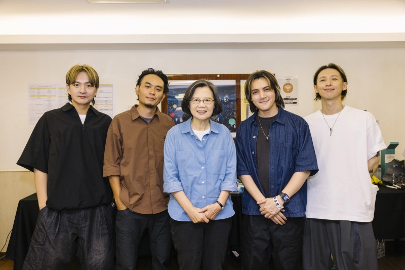 最台樂團萬人熱血！　滅火器首攻蛋開唱　「她」也來了