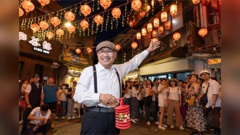 九份紅燈籠祭登場 百人提燈夜遊夢幻燈海超吸睛