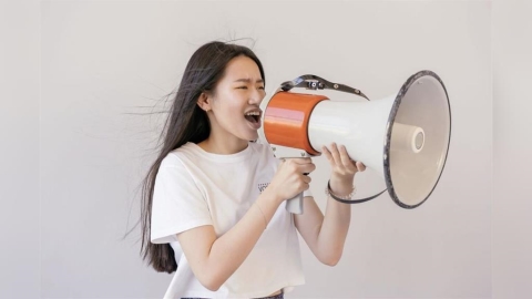 社團活動大喊大叫一下午 女「喉嚨一緊」送醫竟已罕見氣腫!