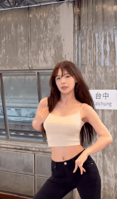 李多慧穿低胸背心高鐵站「狂震20秒」超猛腰臀比辣翻!140萬人看暈狂重播