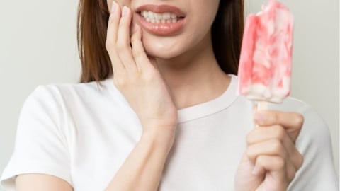 刷牙時牙齦出血、牙縫變大怎麼辦?認識牙周病警訊與正確口腔清潔