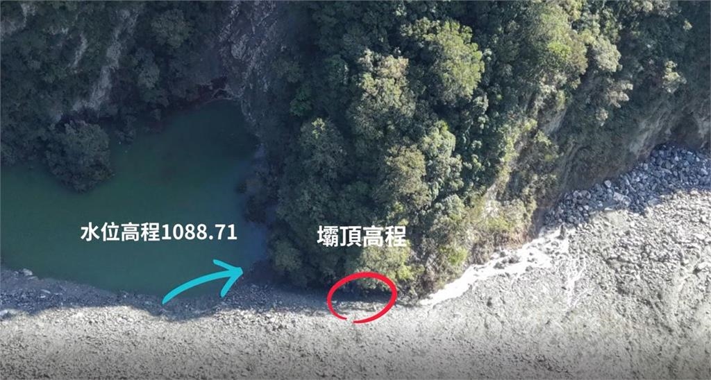 萬里溪堰塞湖蓄水量超過壩頂 因壩體穩固部分警戒降黃燈