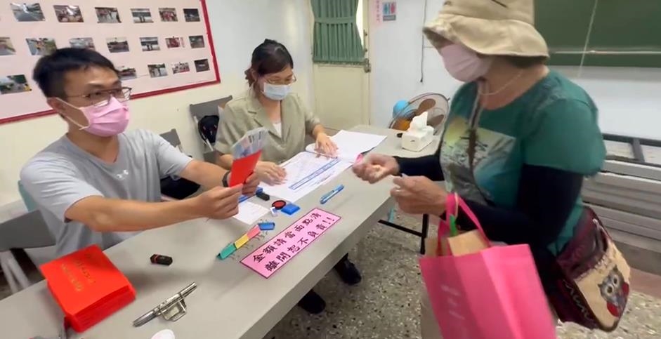 發錢!彰縣花壇鄉民各領6千元 線西鄉發每人2500元生活金