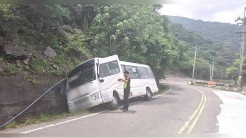 高雄客運山區驚魂!巴士突滑落水溝車身傾斜 警急救2長者脫困