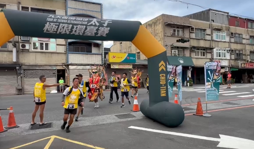 徒步走路比馬拉松還累!九天盃太子極限環台選手腳底起泡也要走