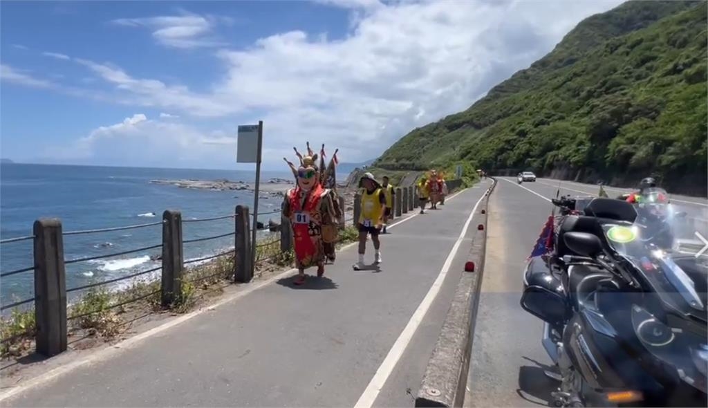 徒步走路比馬拉松還累!九天盃太子極限環台選手腳底起泡也要走